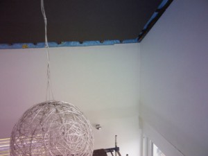 Im hohen Wohnzimmer zeigt sich am Ringbalken ein dunkler Streifen