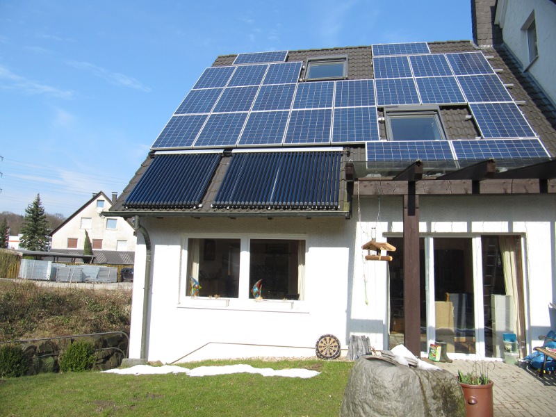 HEUTEC Nutzung von Solarthermie für Warmwasser und Fotovoltaik mit Eigenbedarfsoptimierung durch Lastmanagement
