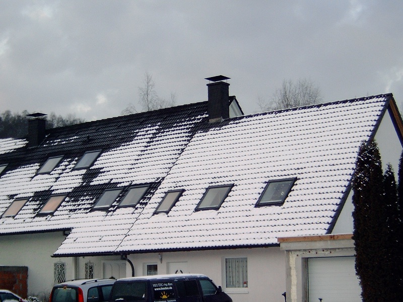 Winter 2005 Schnee-Vergleich: Erkannbar ist die gute Wärmedämmung des sanierten Daches im Vergleich einem unsanierten Nachbargebäude