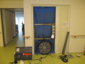 Luftdichtigkeits Messgerät, n50 Wertermittlung im Krankenhausflur Messung DIN EN 13829 (A)