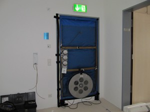 Übliche Einbausituation der Messgerät zur Luftdichtigkeitsmessung nach DIN EN 13829