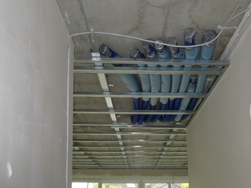 Lüftung wohnungszentral, Rohrleitungen unter der Betondecke werden mit abgehänger Decke verkleidet
