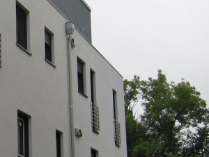 Außenseite des Mehrfamilienhauses: dezentral pro Wohneinheit Zu/Abluftventil