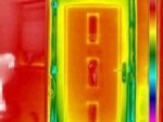 Farbige Dokumentation einer undichte Haustür -Thermografie bei Unterdruck im Gebäude