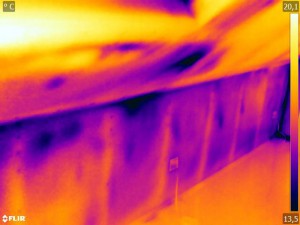 Eigentumswohnung Thermobild einer Dachabseite Feststellung von Leckagen durch Thermografie bei Unterdruck