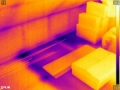 Abkühlung durch die Luftdurchströmung in der Kehlbalkendecke erscheint in der Thermografie dunkel