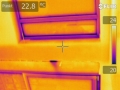 Thermografie des undichten Fensteranschlusses bei Unterdruck zeigt die Stelle der einströmenden Luft