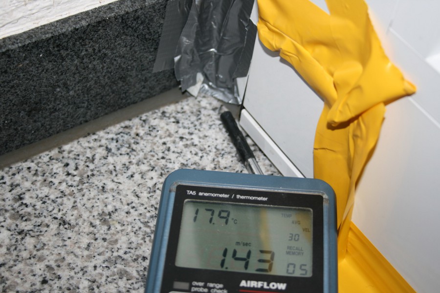 Haustür - Leckagesuche bei Unterdruck mit Thermoanemometer - Messung der Lufteintrittsgeschwindigkeit